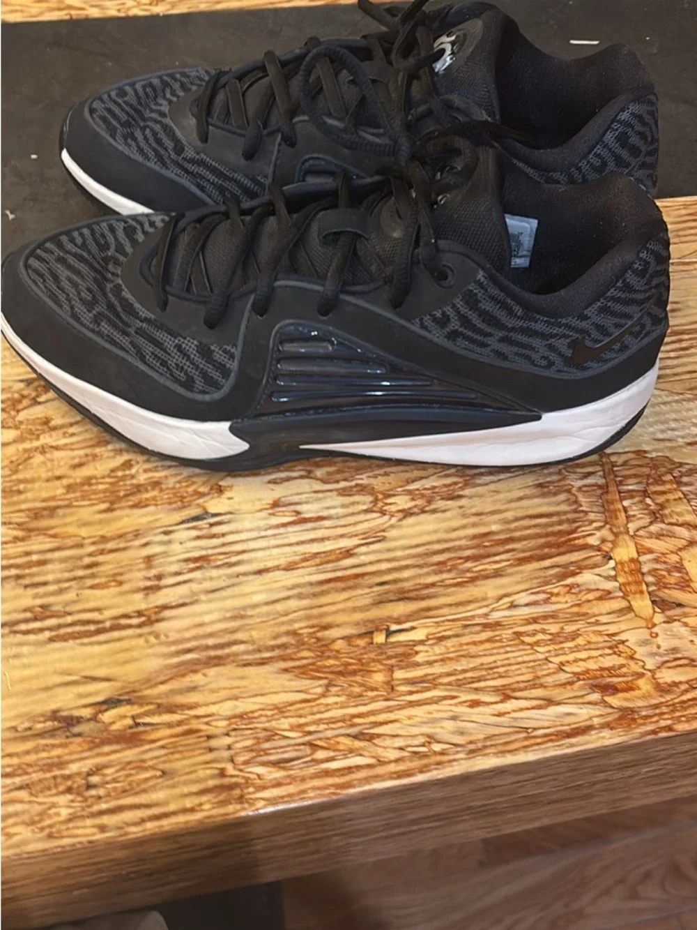 Nike Men's Black and White Low-Top Sneakers